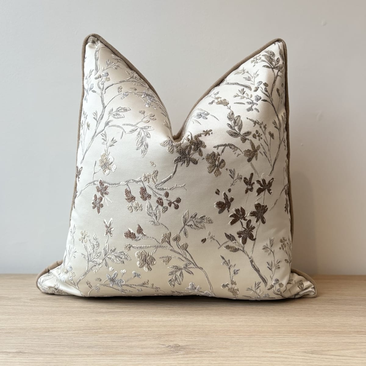 Funda de Cojín Bordado Gris3