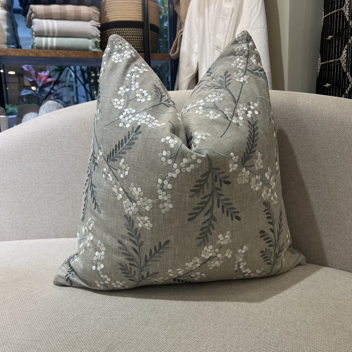 Funda de Cojín Blossom Gris4