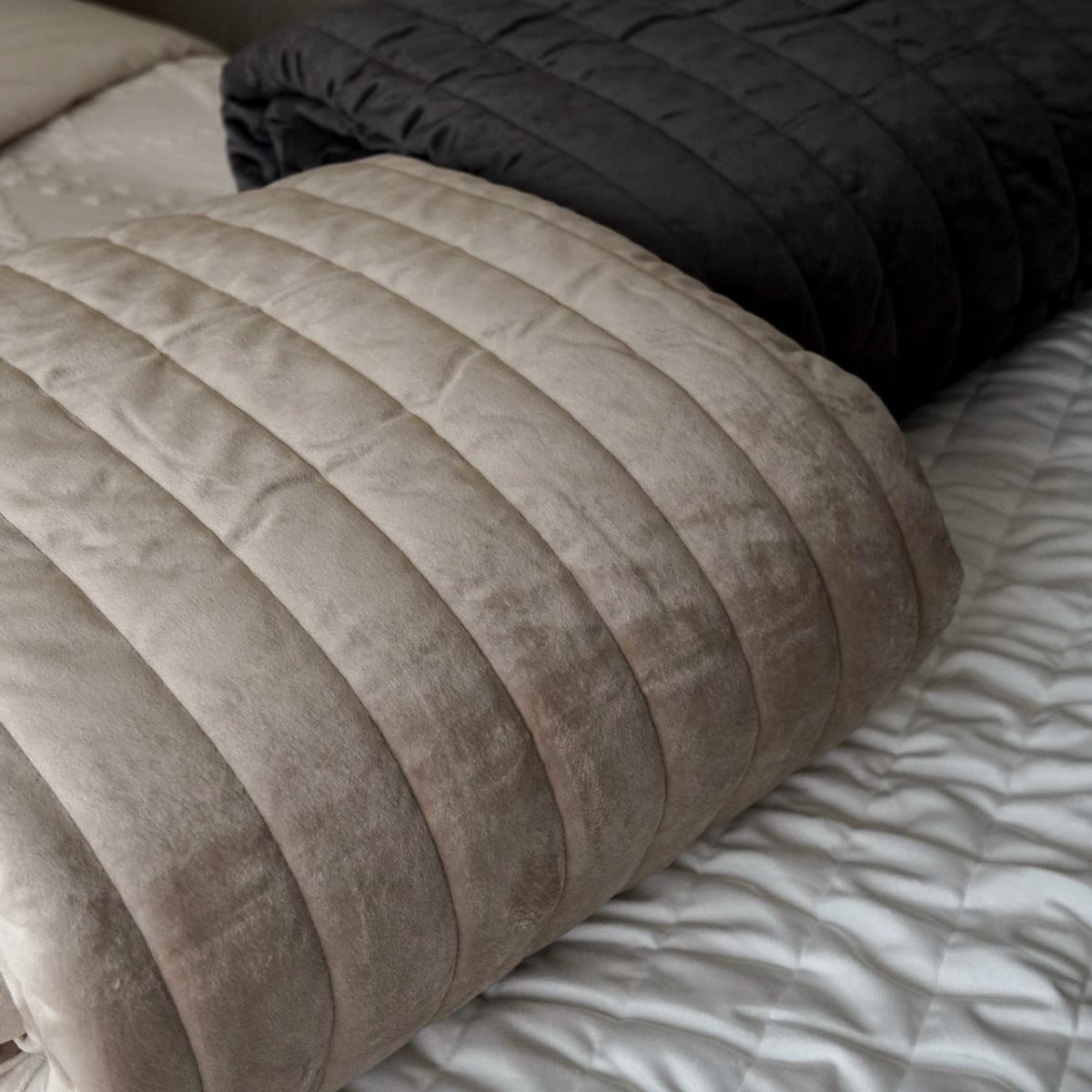 Cubrecama Velvet Beige4