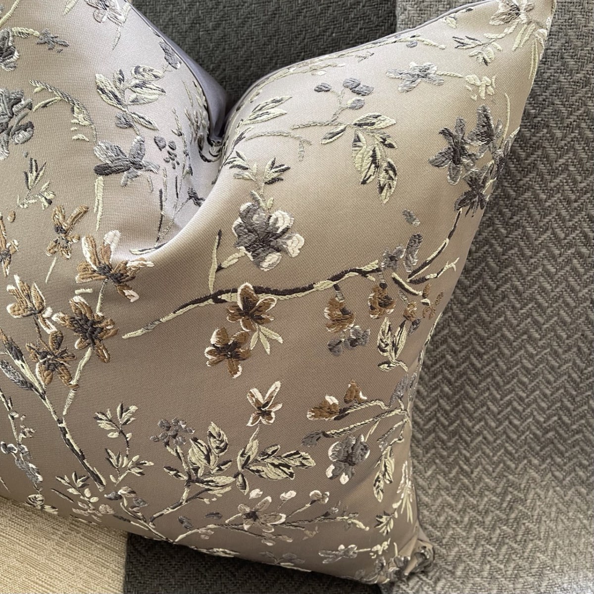 Funda de Cojín Bordado Gris10