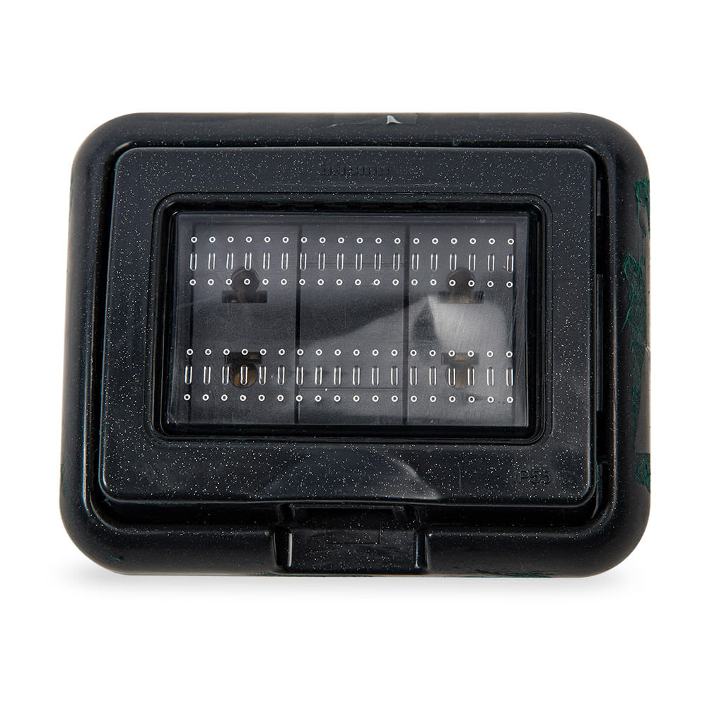 CUBIERTA IDROBOX CON 2 TOMAS UNIVERSALES LIVING BTICINO