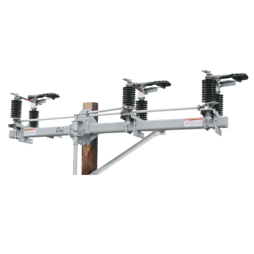 SECCIONADOR TRIFASICO M-FORCE VERTICAL C/AISIL DE PORCELANA 900A 38KV 200KVBIL EATON2