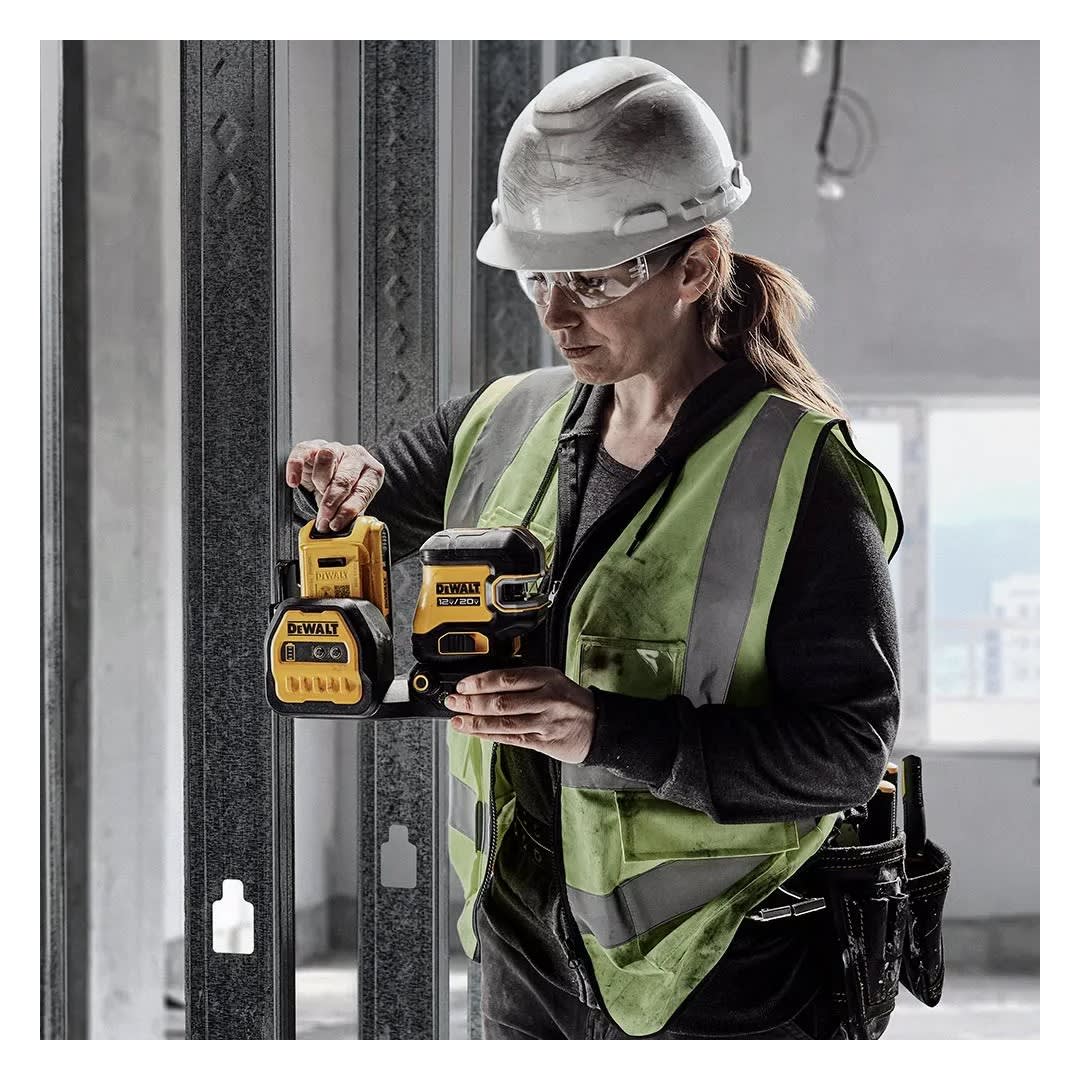 NIVEL LASER COMBINADO 5 LINEAS Y 2 PUNTO VERDE 20V DCLE34520GB DEWALT1