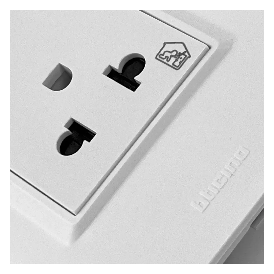 TOMACORRIENTE DOBLE UNIVERSAL LT BLANCO DPLUS BTICINO4