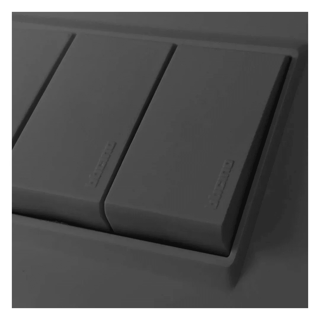 INTERRUPTOR TRIPLE DPLUS NEGRO 10A 250V BTICINO4