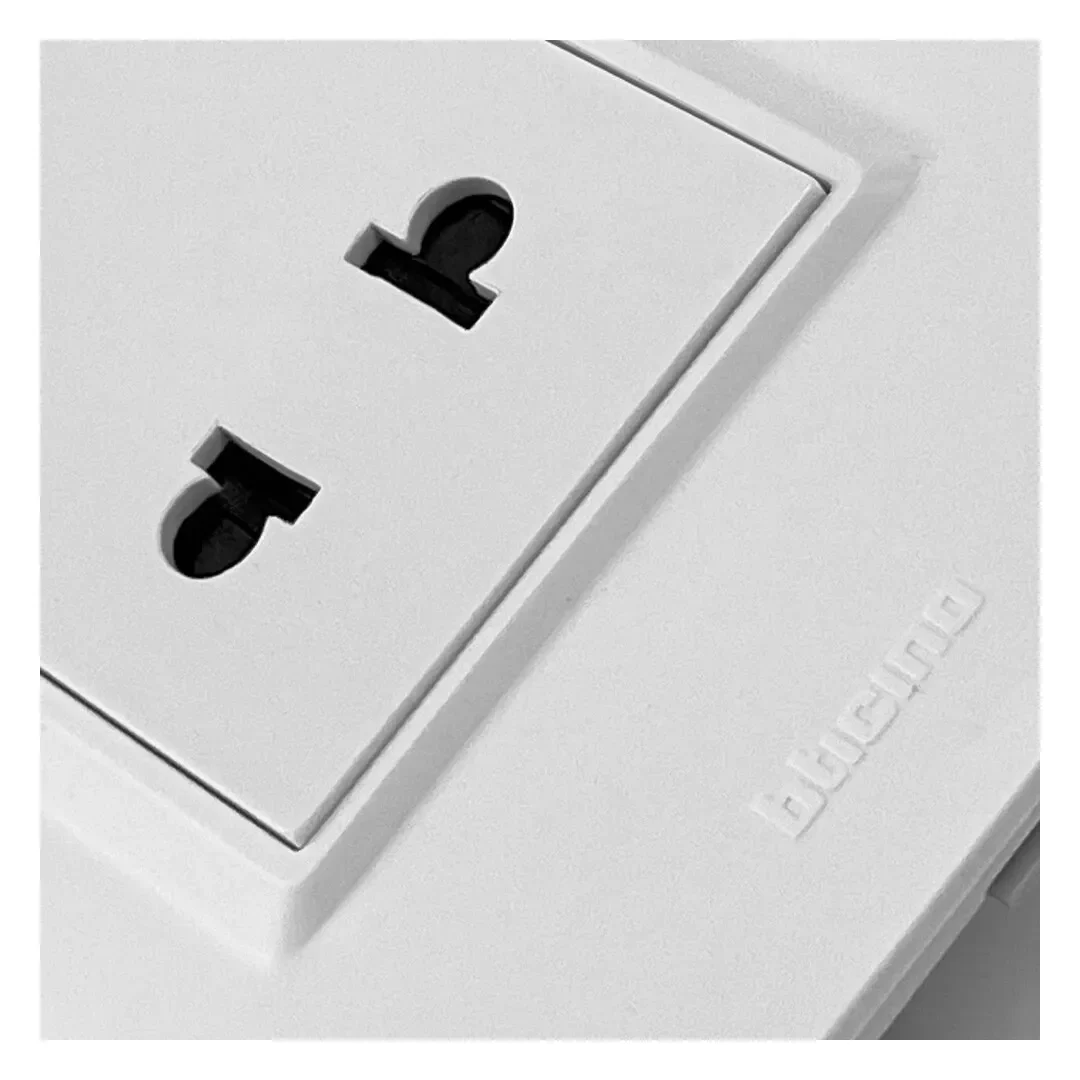 TOMACORRIENTE DOBLE UNIVERSAL BLANCO DPLUS BTICINO4