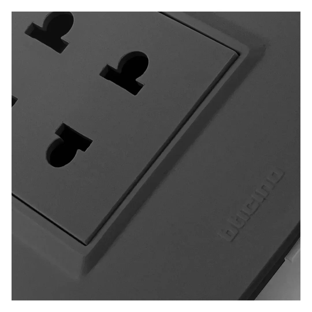 TOMACORRIENTE TRIPLE NEGRO DPLUS BTICINO4