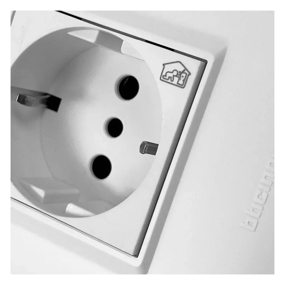 TOMA SCHUKO + 3 LINEA BLANCO DPLUS BTICINO4