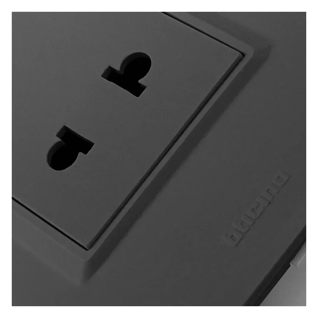 TOMACORRIENTE DOBLE UNIVERSAL NEGRO DPLUS BTICINO4