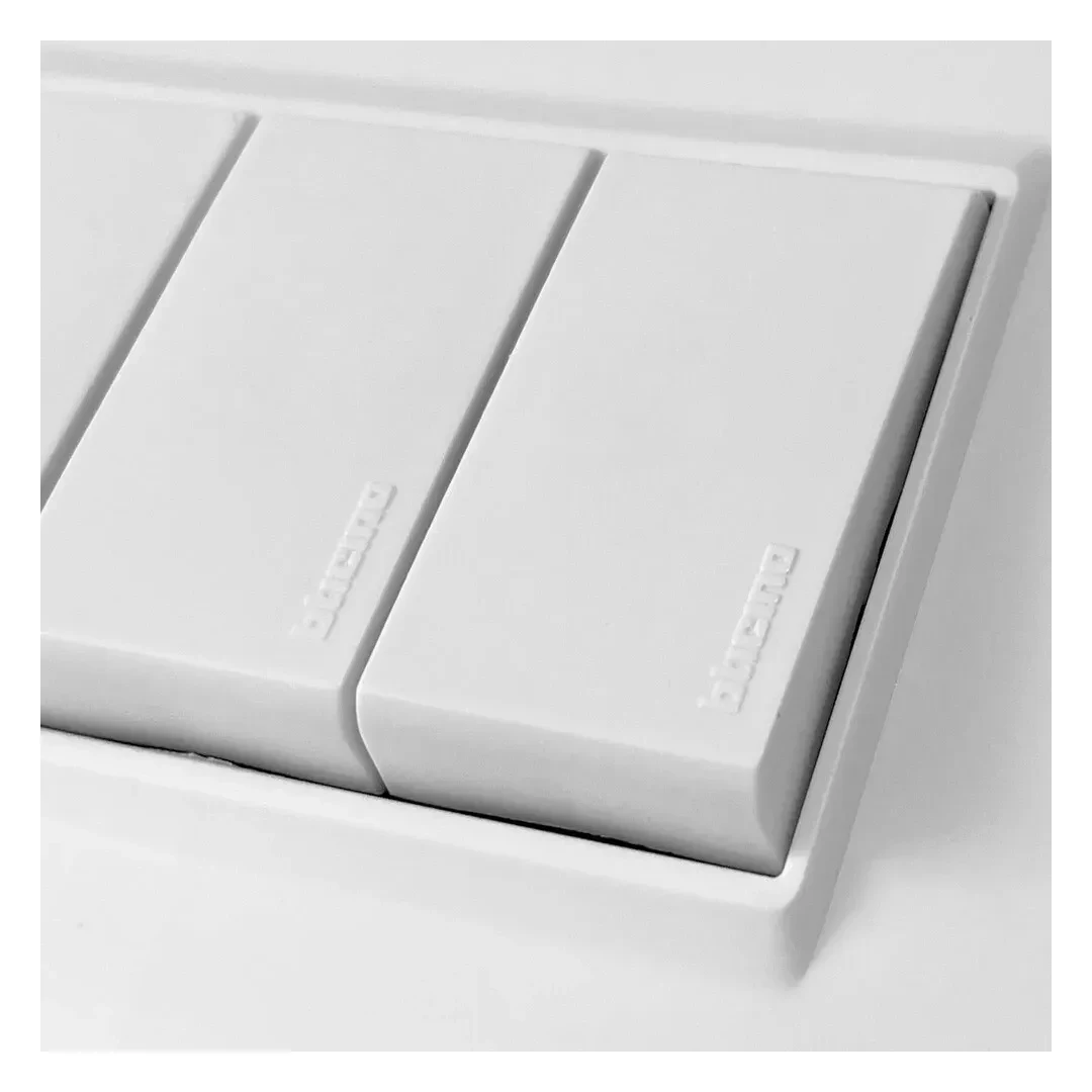 CONMUTADOR TRIPLE DPLUS BLANCO BTICINO4