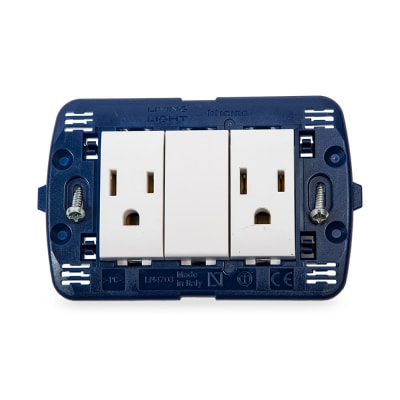 TOMA DUPLEX 2P + T LIGHT BTICINO