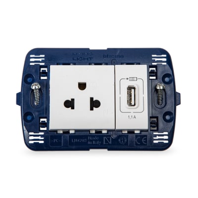 TOMA USB + TOMA UNIPOLAR 2P + T LIGHT BTICINO