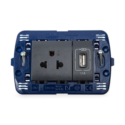 TOMA USB + TOMA UNIPERSONAL 2P + T LIVING LIGHT BTICINO