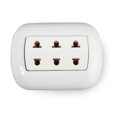 TOMACORRIENTE TRIPLE UNIVERSAL 16A BLANCO BTICINO