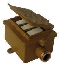 INTERRUPTOR INDUSTRIAL C/TAPA TRIPLE 15A BRONCE IRT/T15 PBR AIBAR
