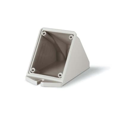 CAJA INCLINADA P/ADOSAR 1 TOMACORRIENTE INCLINADA 16A IP44/67 PG16 570.0116 SCAME