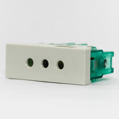 TOMA 3 EN LINEA BIPOLAR L/T 10A 250V BLANCO CON PROTECCION (1 MODULO) CAMBRE