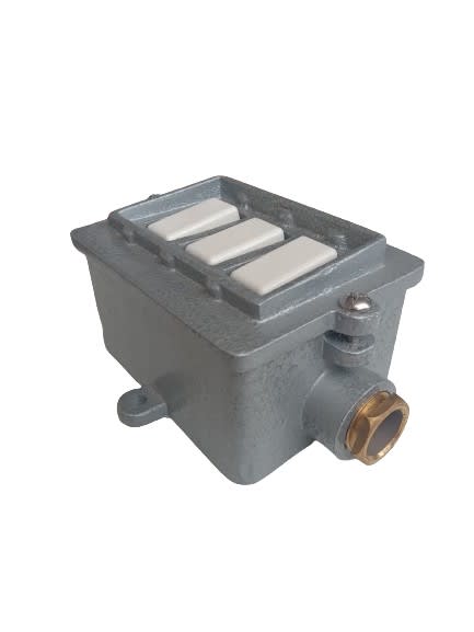 INTERRUPTOR INDUSTRIAL S/TAPA TRIPLE 15A IRT/15 AIBAR2