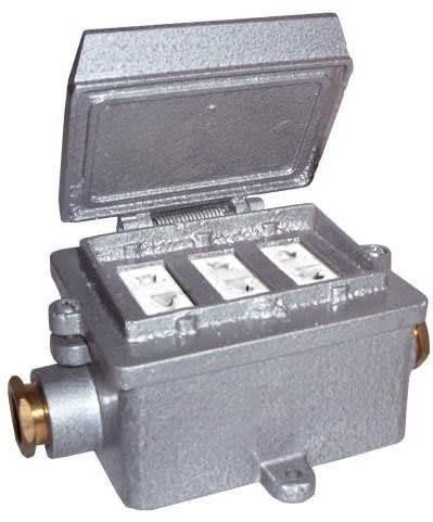 TOMACORRIENTE INDUSTRIAL TRIPLE 15A TRT/15 AIBAR