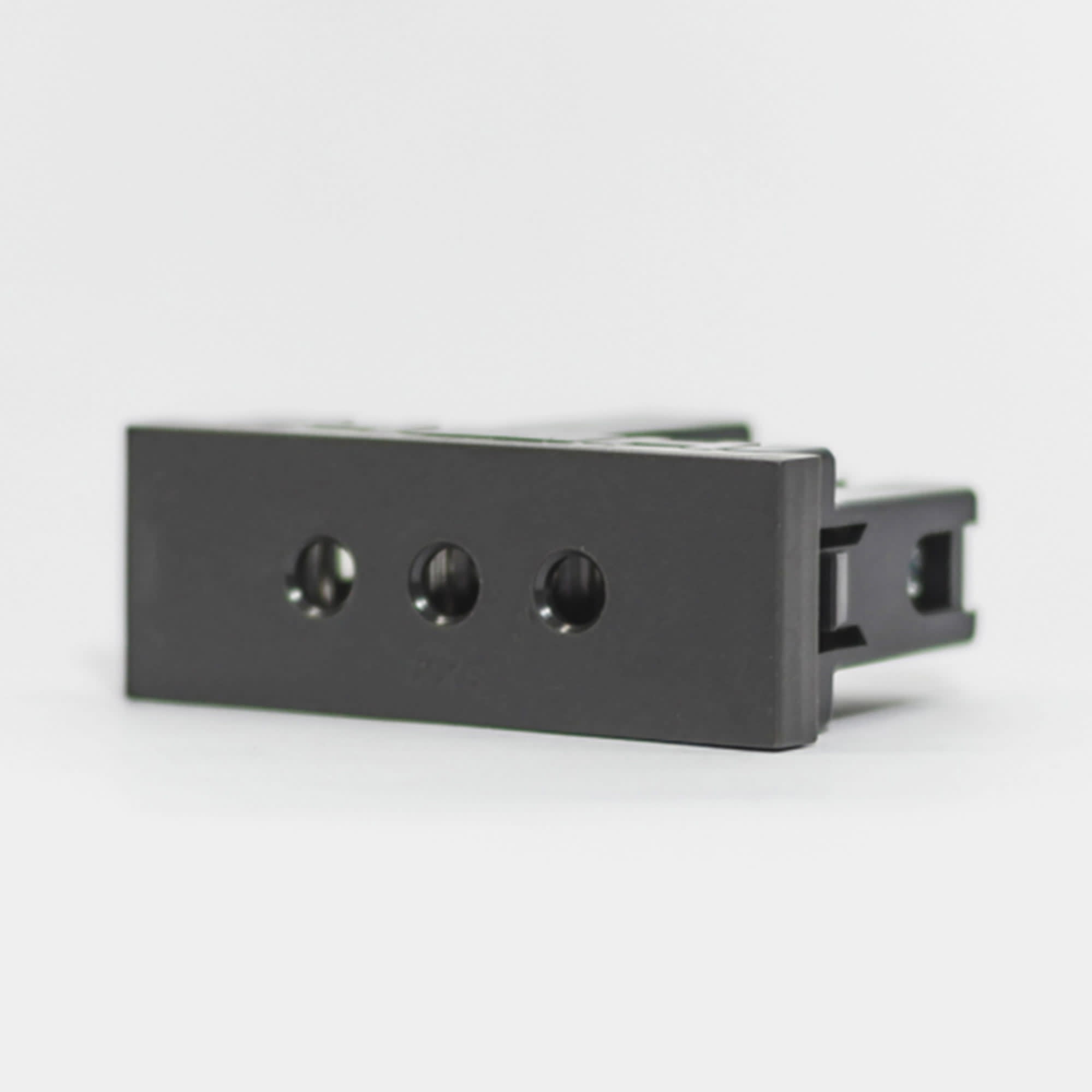 TOMA 3 EN LINEA BIPOLAR L/T 10A 250V GRIS CON PROTECCION (1 MODULO) CAMBRE1