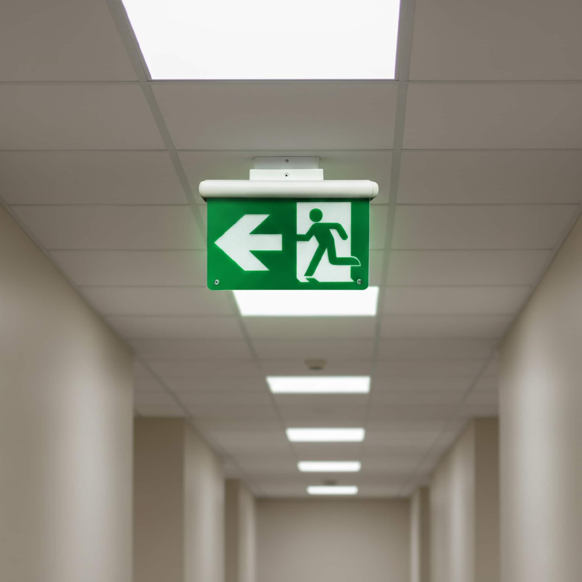 SEÑAL DE SEG EMERG 3W 30LM AUT 3H PICTOGRAMA EN COLOR VERDE 6500K 220-240VAC NV-7008MUL NAVIA LED3