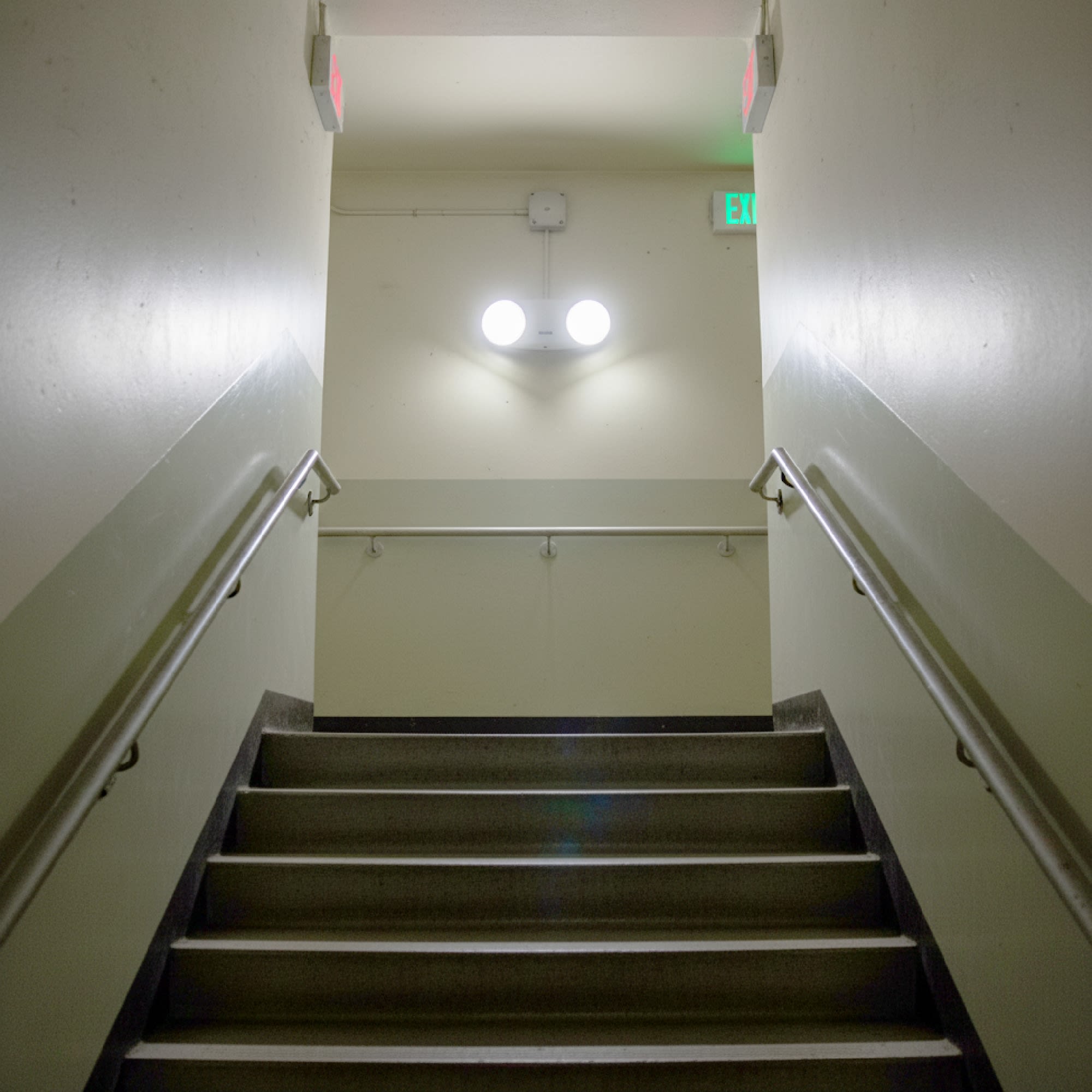 LUMINARIA DE EMERG 24W 240LM 12LED SMD AUT 90 MIN C/BATERIA INTERNA 100-277VAC NV-7012UL NAVIA LED2