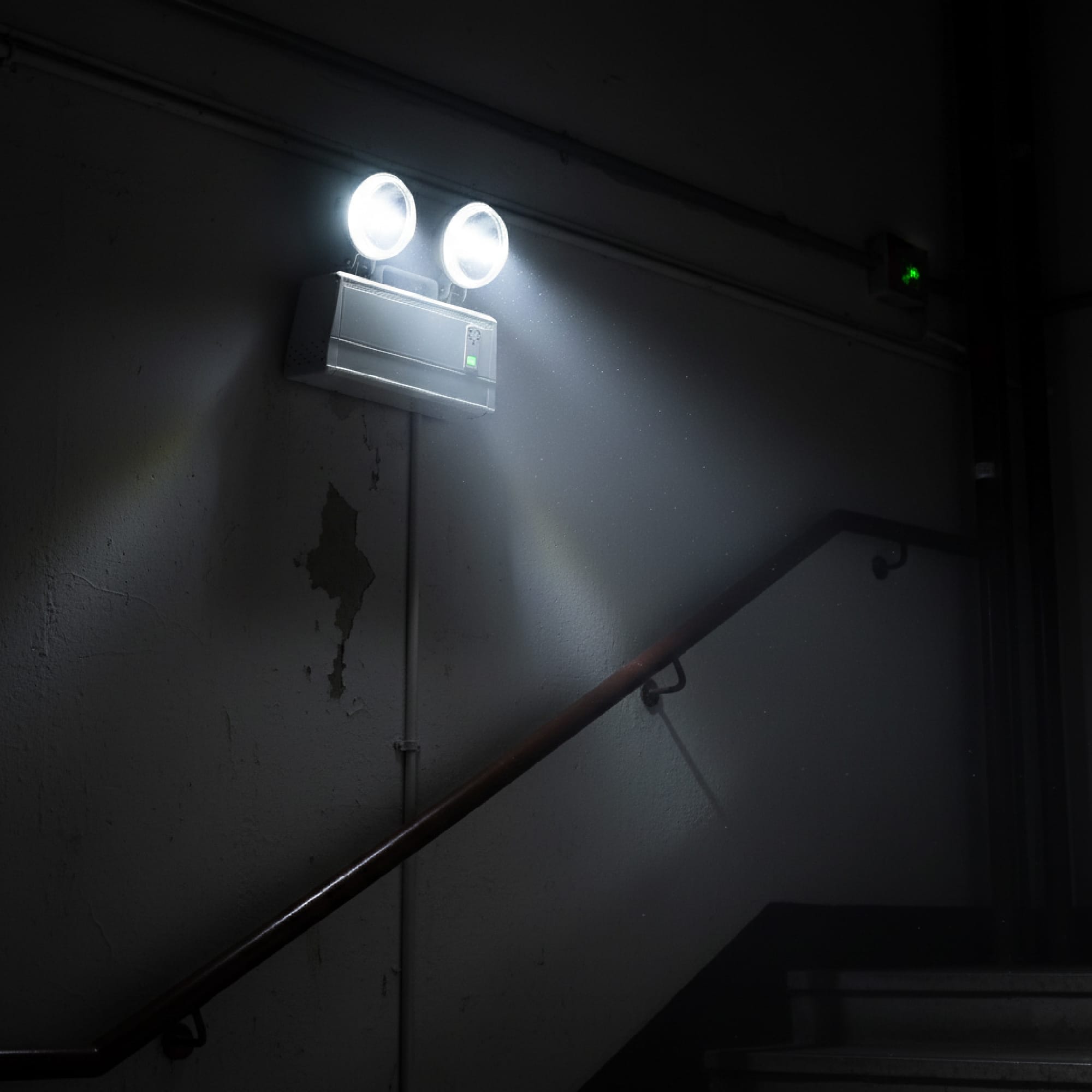 LUMINARIA DE EMERG IND 20W 2000LM 2LED COB AUT 8H C/BATERIA INTERNA 220-240VAC NV-7023D NAVIA LED3