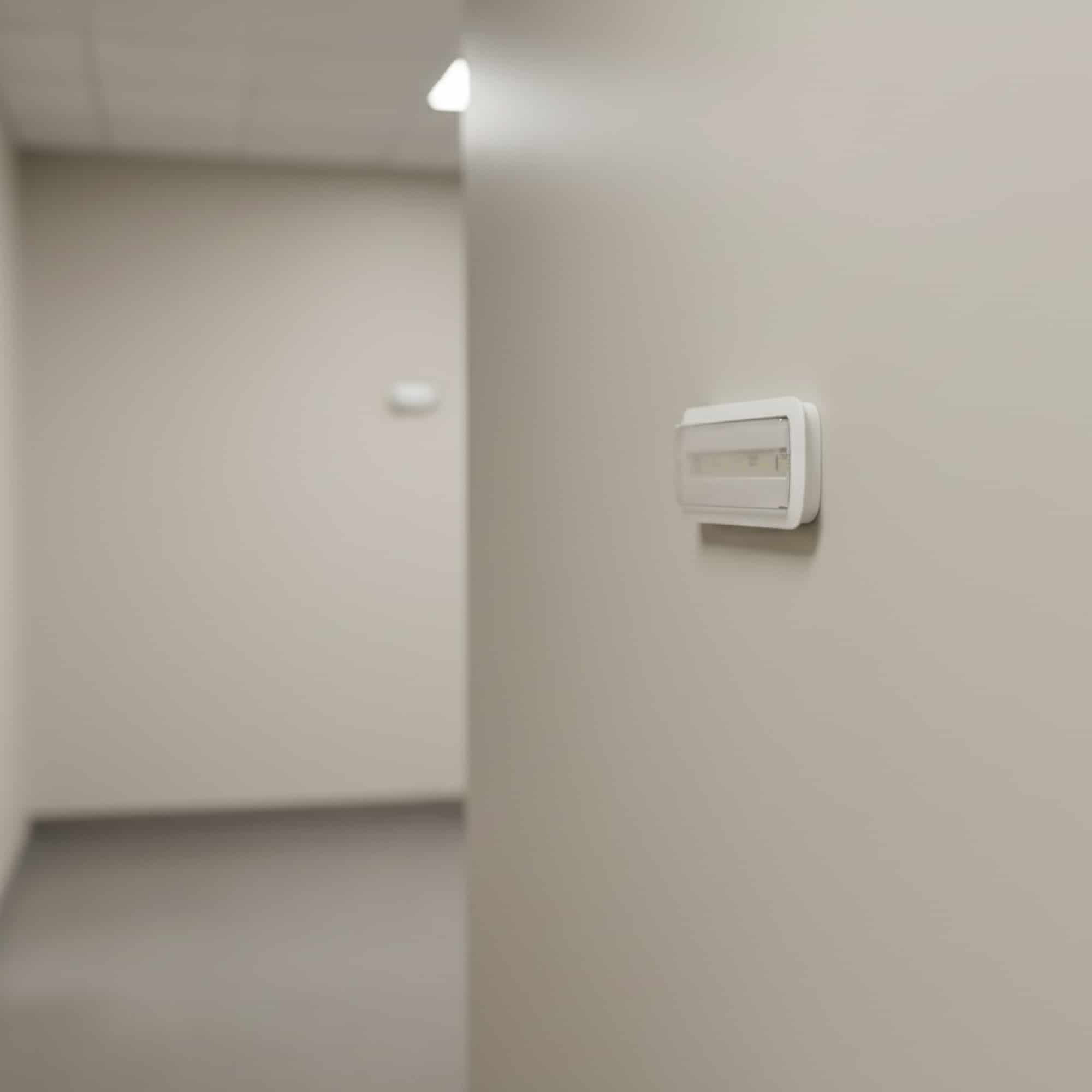 LUMINARIA DE EMERG 3W 300LM 6 LED SMD AUT 90 MIN C/BATERIA INTERNA IP20 220V NV-7039A NAVIA LED3