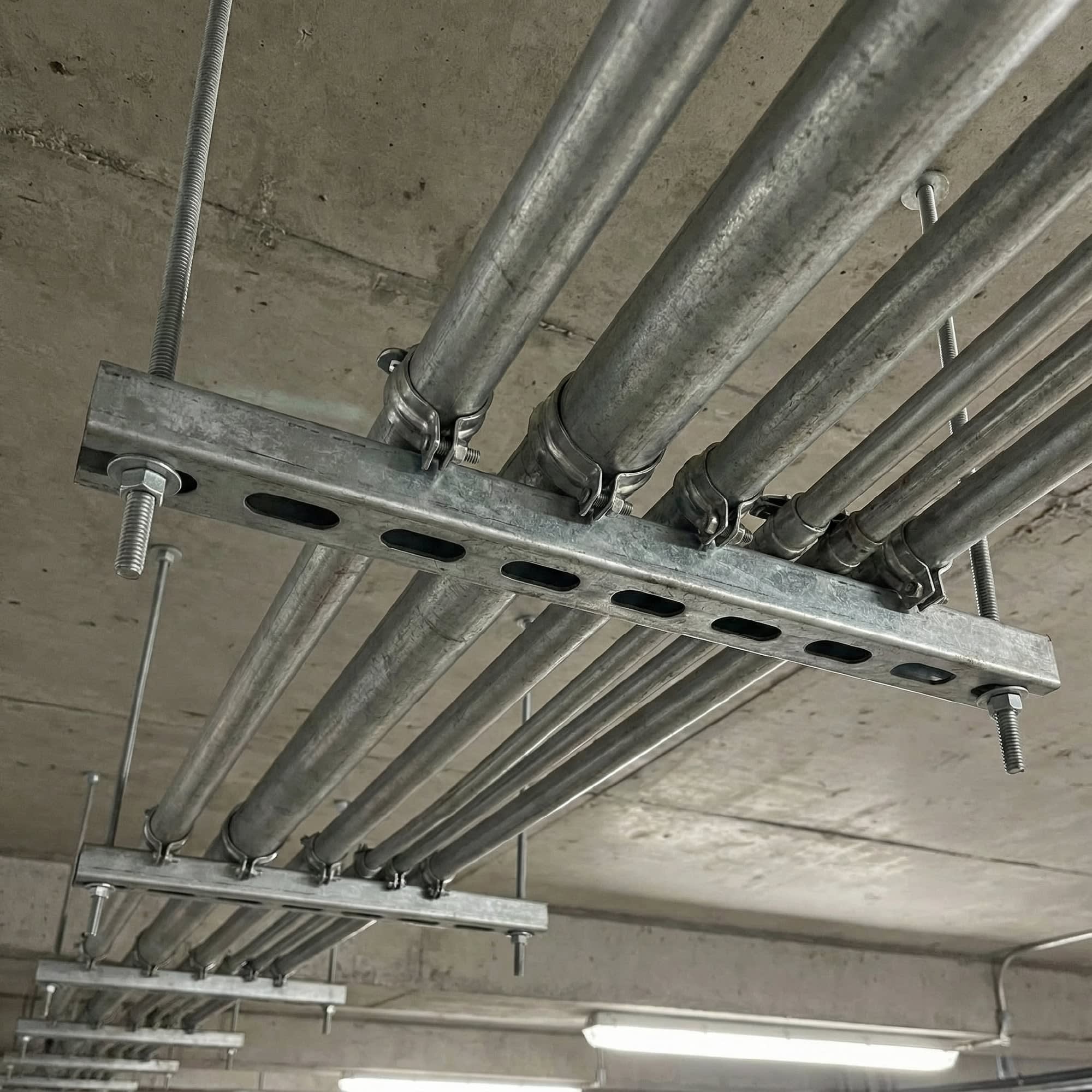 RIEL STRUT 41MMX41MM RANURADO 3MTS ACERO ELECTRO GALVANIZADO. FORM ''A''. EE: 2.0MM. MODELO: PARA MECANO3
