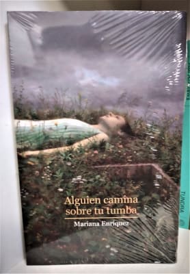 ALGUIEN CAMINA SOBRE TU TUMBA
