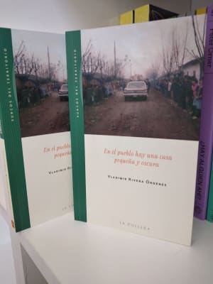 EN EL PUEBLO HAY UNA CASA PEQUEÑA Y OSCURA1