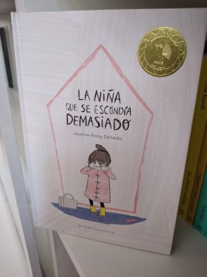 LA NIÑA QUE SE ESCONDÍA DEMASIADO