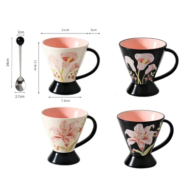 TAZA TROMPETA RELIEVE FLORAL 10.5×11.2 CM + CUCHARA1