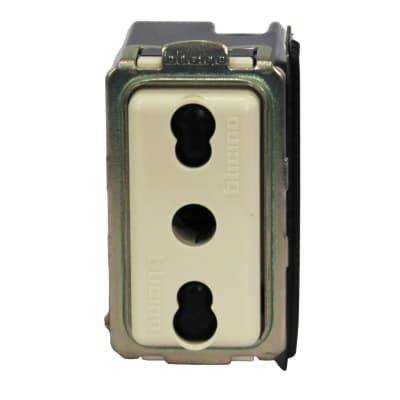 MOD. Toma Bipaso 2P+T 10/16A 250V Magic 51802