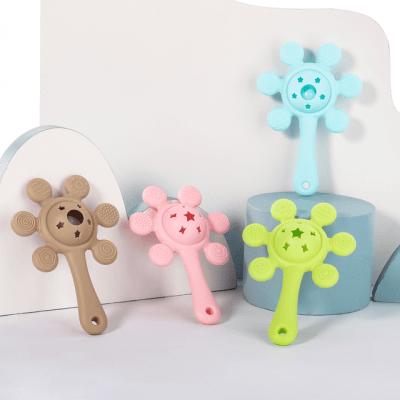 Mordedor de silicona con sonajero de mano2