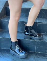 Botín militar negro tachas