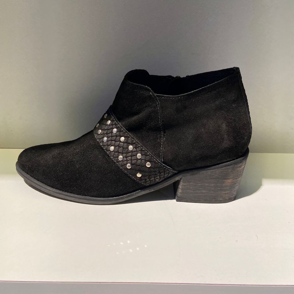 Botín corto negro tachas | Tienda Mottai