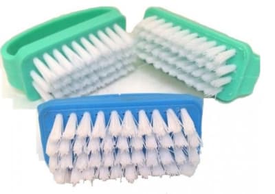 ESCOBILLA PLASTICA P/UÑAS X 1 UN