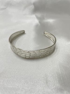 Pulsera Brazalete  con textura 15 mm de ancho1