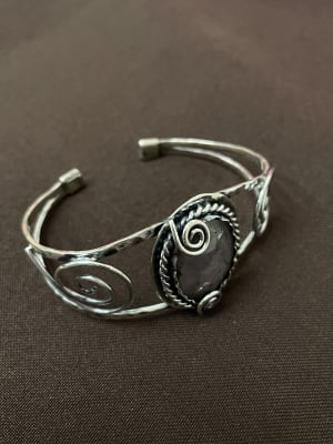 Brazalete de plata grande diseño  de cuarzo rosado v21