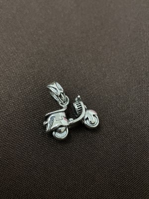 Colgante de moto pequeña plata 9251