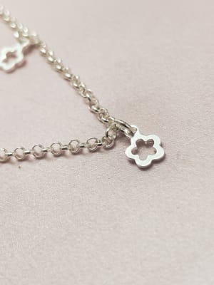 Pulsera Rolo con colgantes de flores2