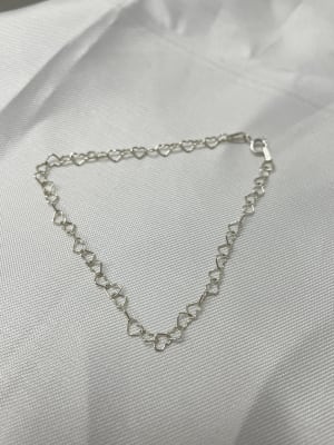 Pulsera modelo corazones delgada mujer 1