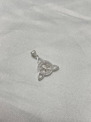 Colgante triqueta microcircon1