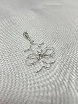 Colgante de flor delgada plata 9251