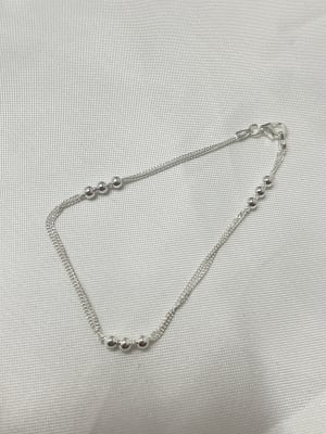 Pulsera delgada con pelotitas 1