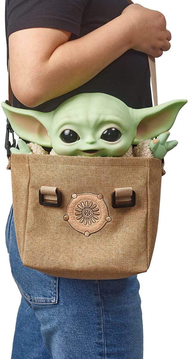 The child Baby Yoda Muñeco con morral  The mandalorian3