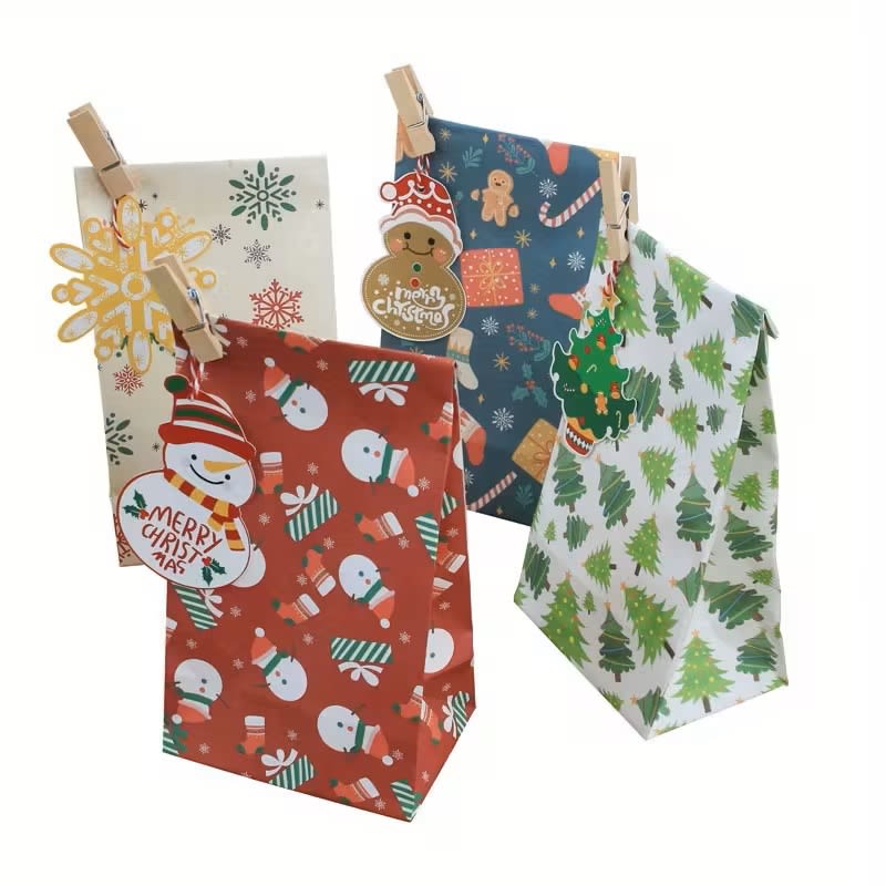 Set Bolsas de Papel Navidad con Sticker y Tag - 12 Unidades2