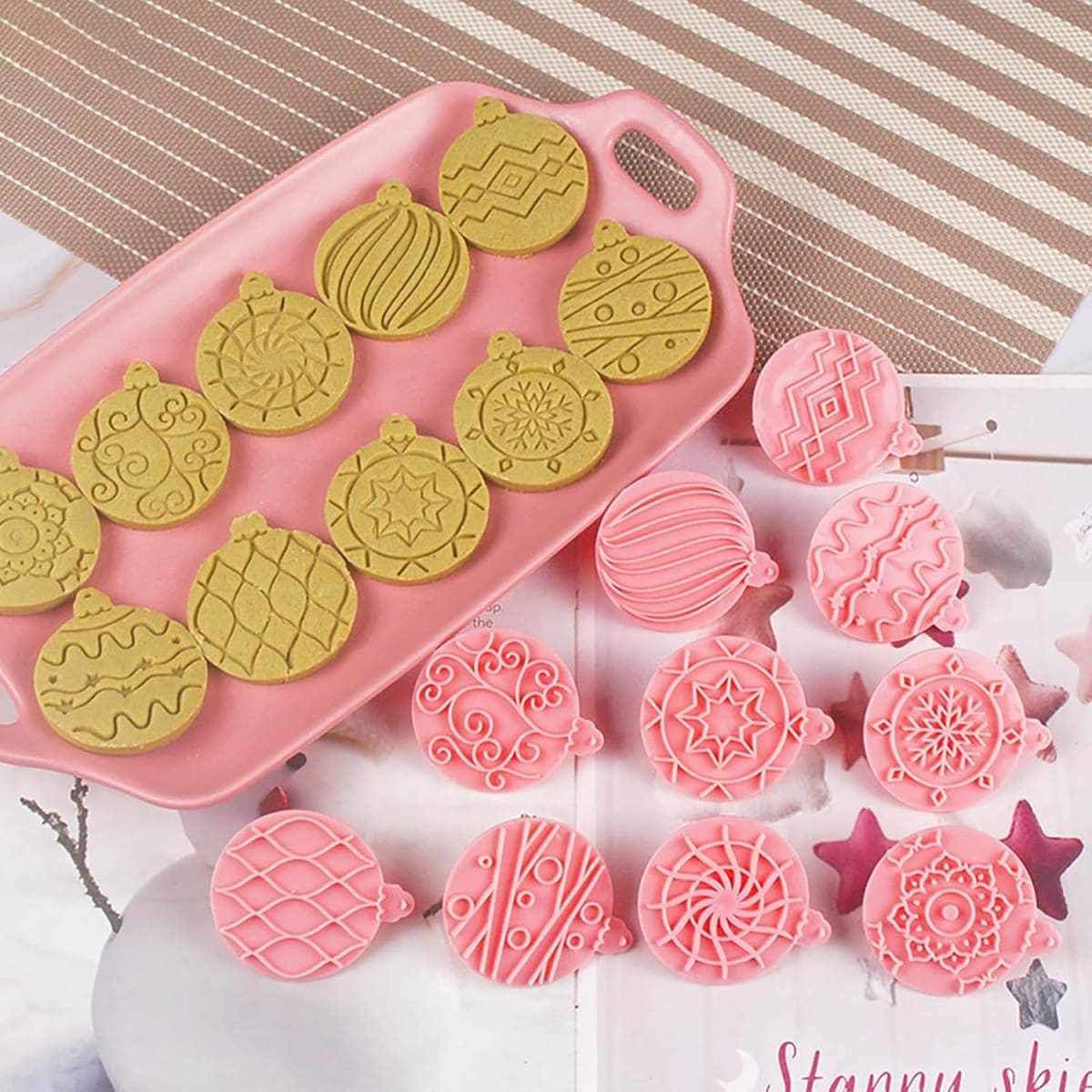 Set Cortador Marcador Bolas Navideñas - 10 Diseños4