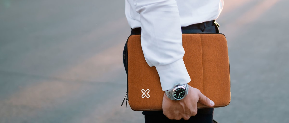 FUNDA PARA LAPTOP KLIPXTREME SQUAREPRO MARRON 15.6'' (KNS-420BR)2